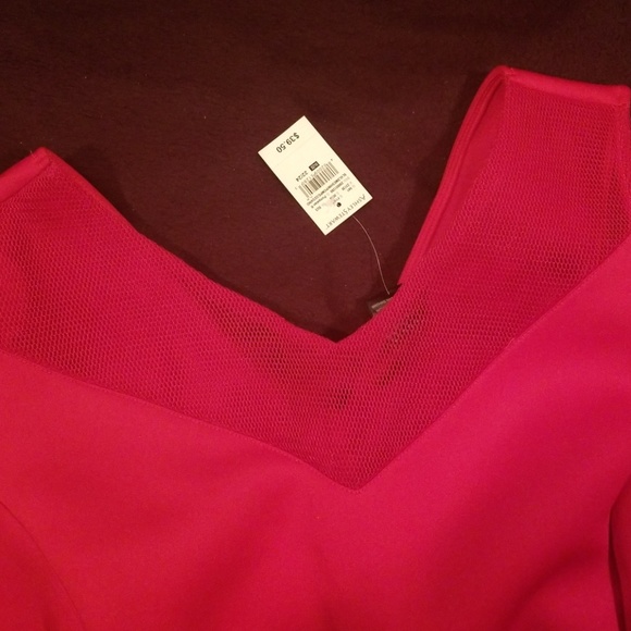 Red peplum sleeveless top. - Picture 3 of 3